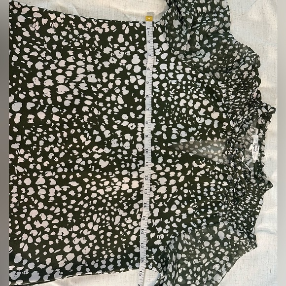 Beacon Flutter Sleeve Ruffled Blouse in Green and White 🌴 - Picture 2 of 10